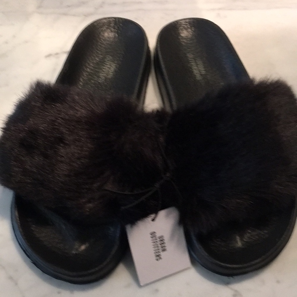 Urban Outfitter black furry slippers sz 10 NWT - Picture 3 of 3